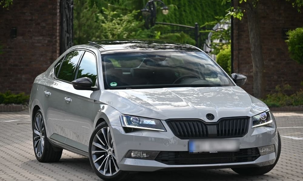 Skoda Superb серого цвета
